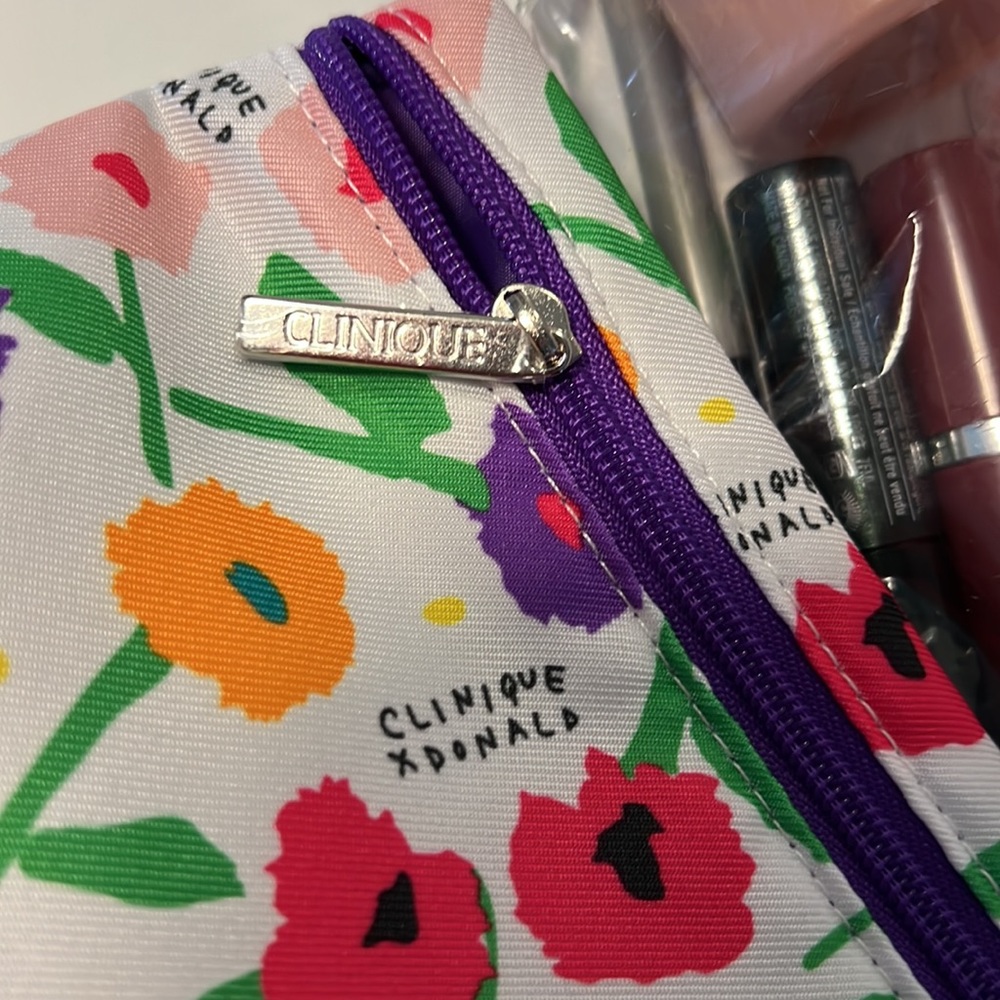 CLINQUE Make up bag with some make up Together - Picture 11 of 12